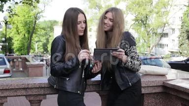 两个带平板电脑的女人